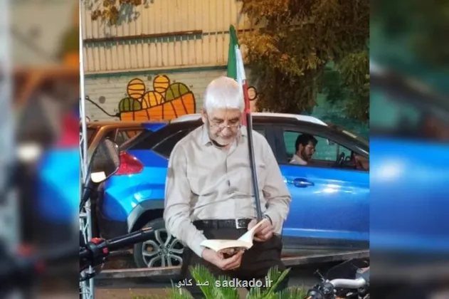 مردی که وسط خیابان کتاب می خواند Image